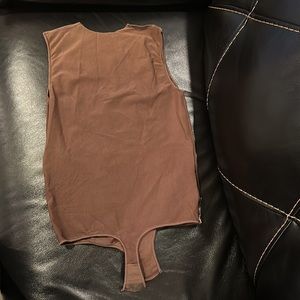 ESSENTIAL CREW NECK SLEEVELESS BODYSUIT